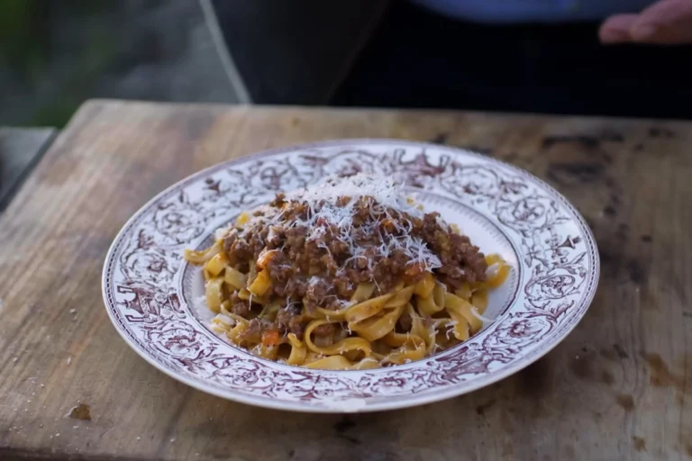 Do Italians put milk in bolognese?